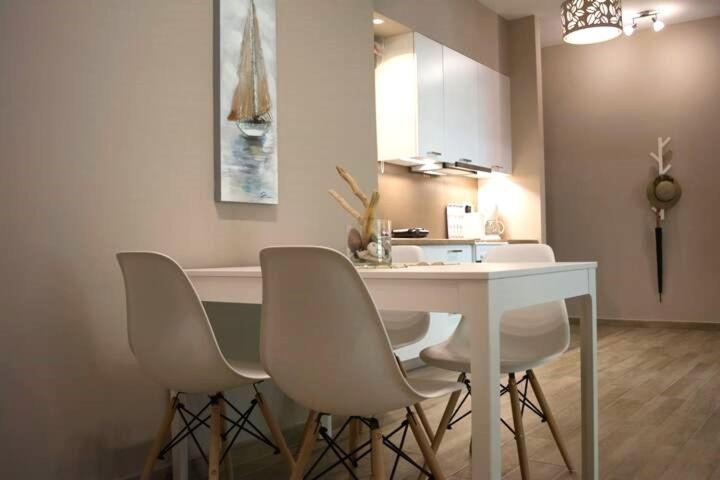 Chic And Minimal Apartment Close To Thissio Metro Афіни Екстер'єр фото